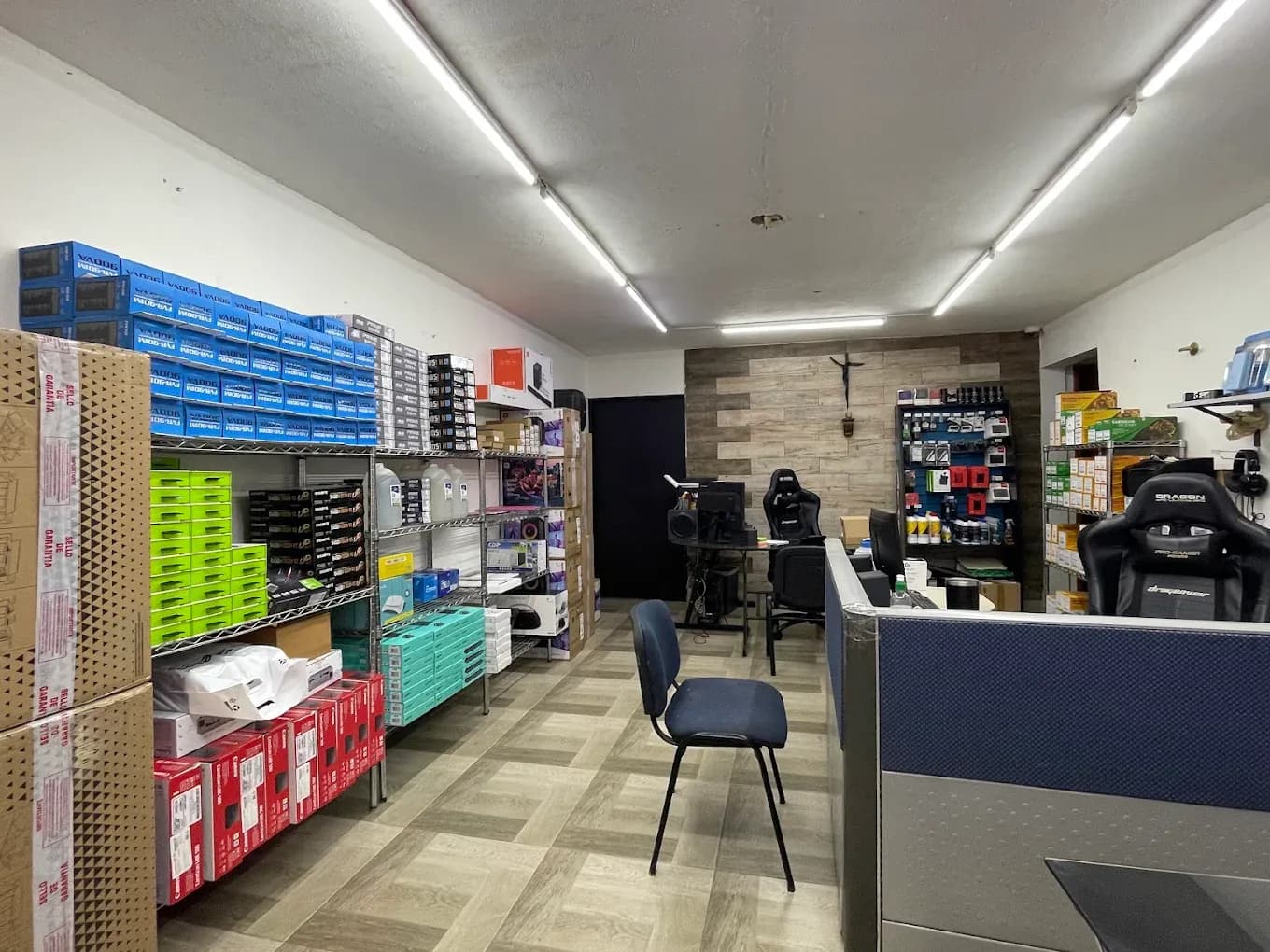 Interior de la tienda de Visión Tecnológica del Sureste, con estantes de productos